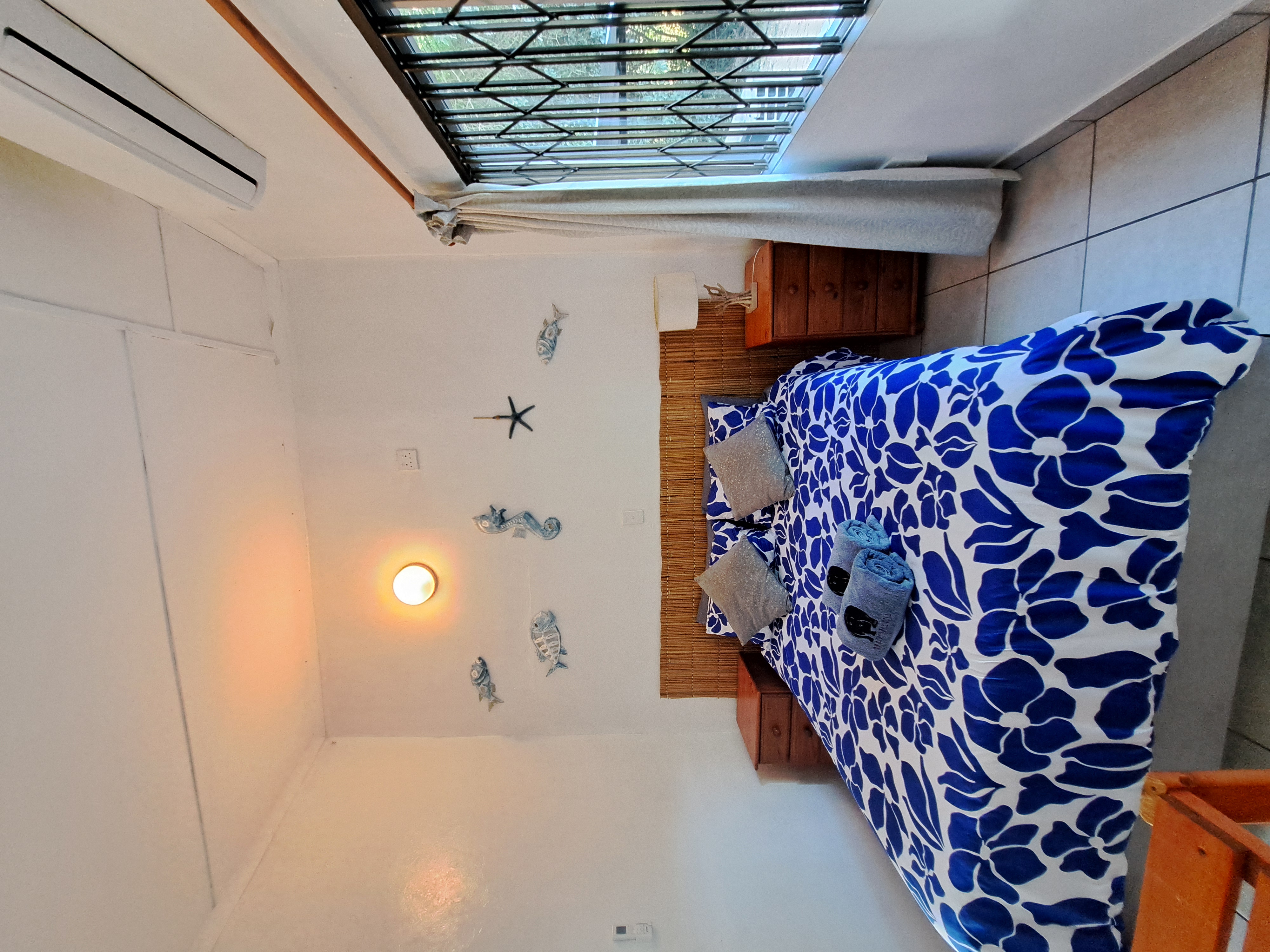 Queen-size bed with ensuite